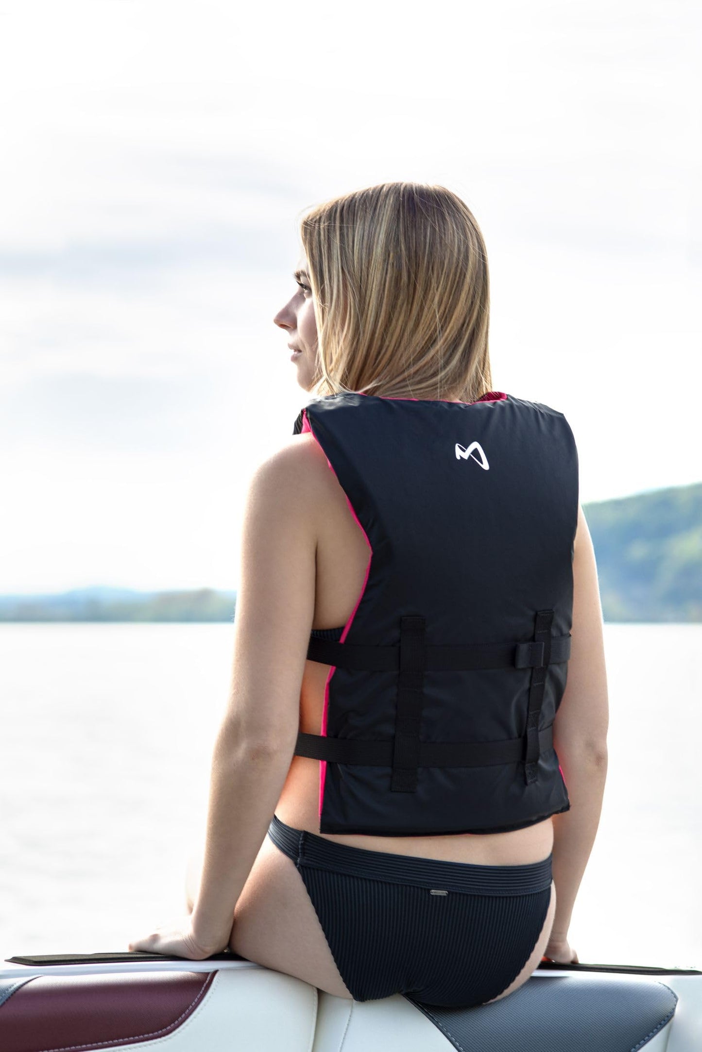 Like a life jacket for women athletes, the Sportswoman Universal 50N flotation aid is perfect for SUP, kayaking, wakeboarding, waterskiing, and boating.