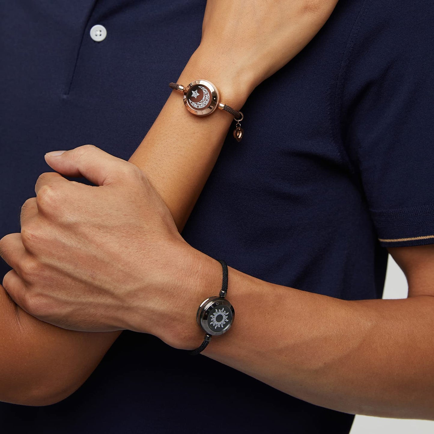 TOTWOO Couple Bracelet Couple Gifts Partner Bracelets with Touch Long Distance Relationship Gift Love Vibration & Glowing Bluetooth Pairing Jewelry, Black+Golden