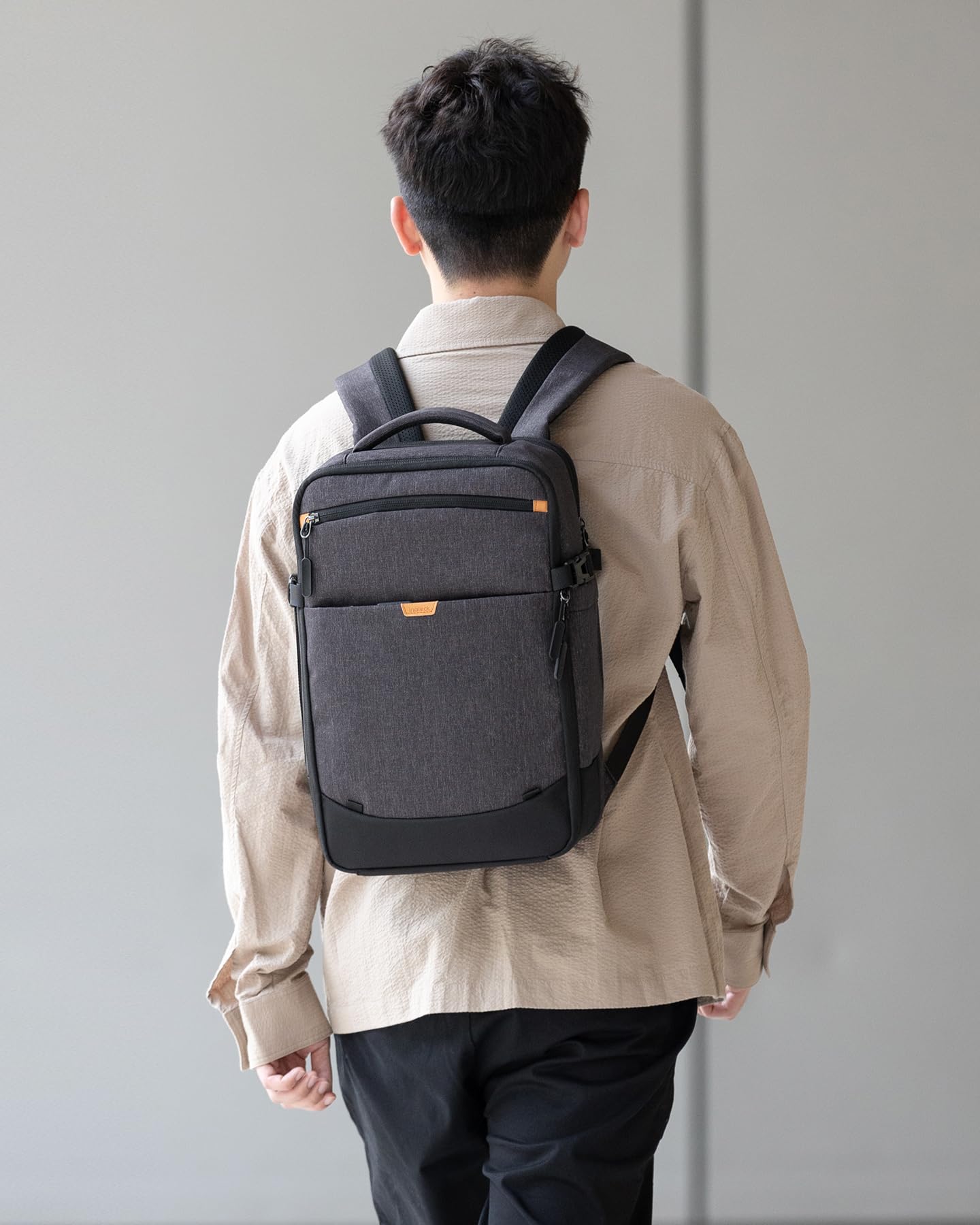 Inateck 17-20L Ryanair carry-on backpack 40x20x25 for women and men, laptop backpack compatible with 14-inch MacBook Pro.