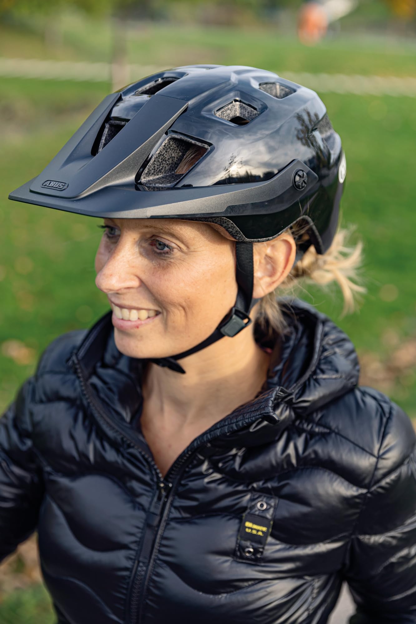 ABUS MTB helmet MoTrip - durable bike helmet with adjustable visor for mountain bikers - custom fit - Unisex - Green Glossy, M, M (54-58 cm)