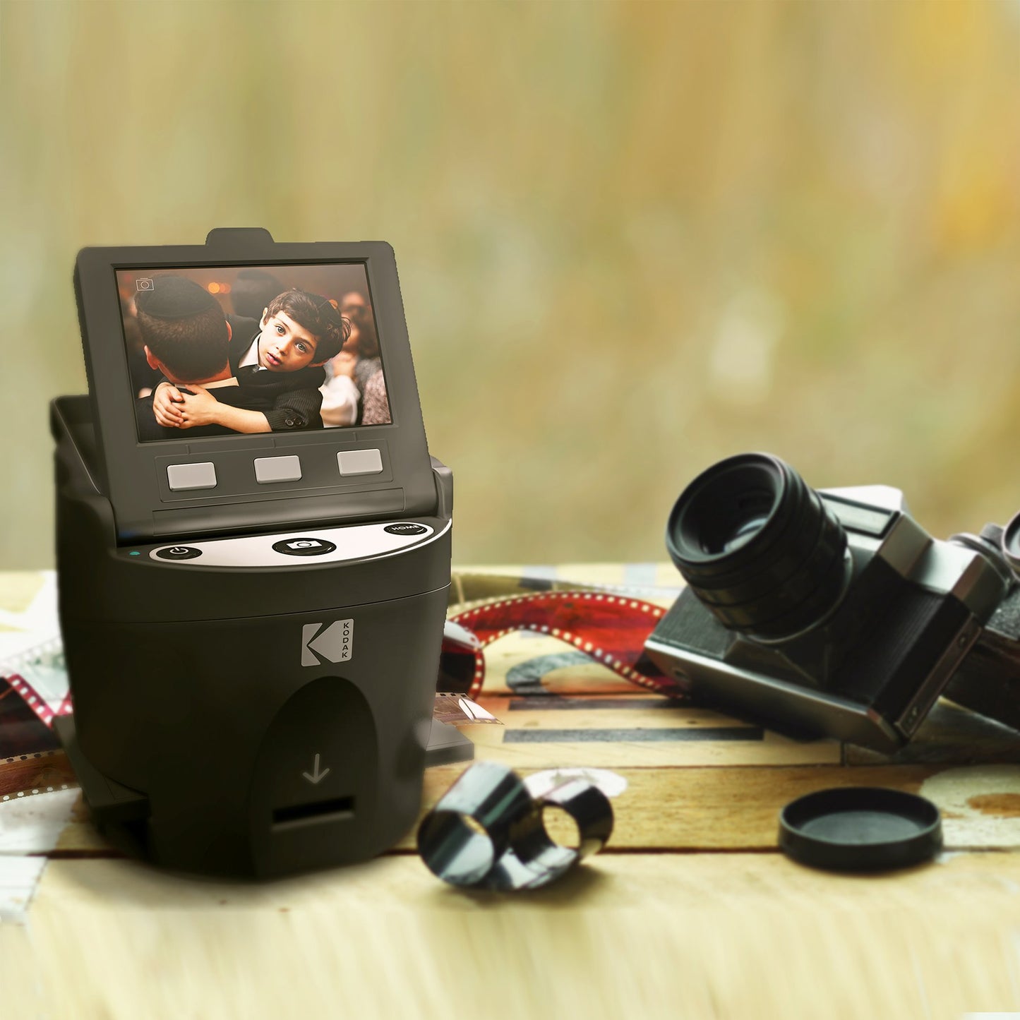 KODAK Digital Film Scanner converts negatives and film slides in 35mm, 126, 110, Super 8, and 8mm to JPEG. Features large tiltable 3.5-inch LCD display and EasyLoad films. RODFS35 Black.