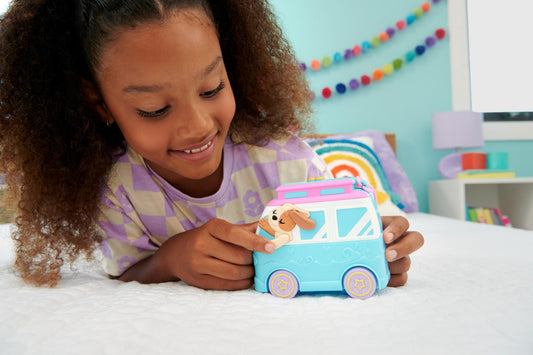 Polly Pocket Holiday at the Dog Beach Locket - Road trip adventure with 2 dolls, 12 accessories ultimate seaside campsite, campfire and lifeguard tower, for kids ages 4+, HRD36