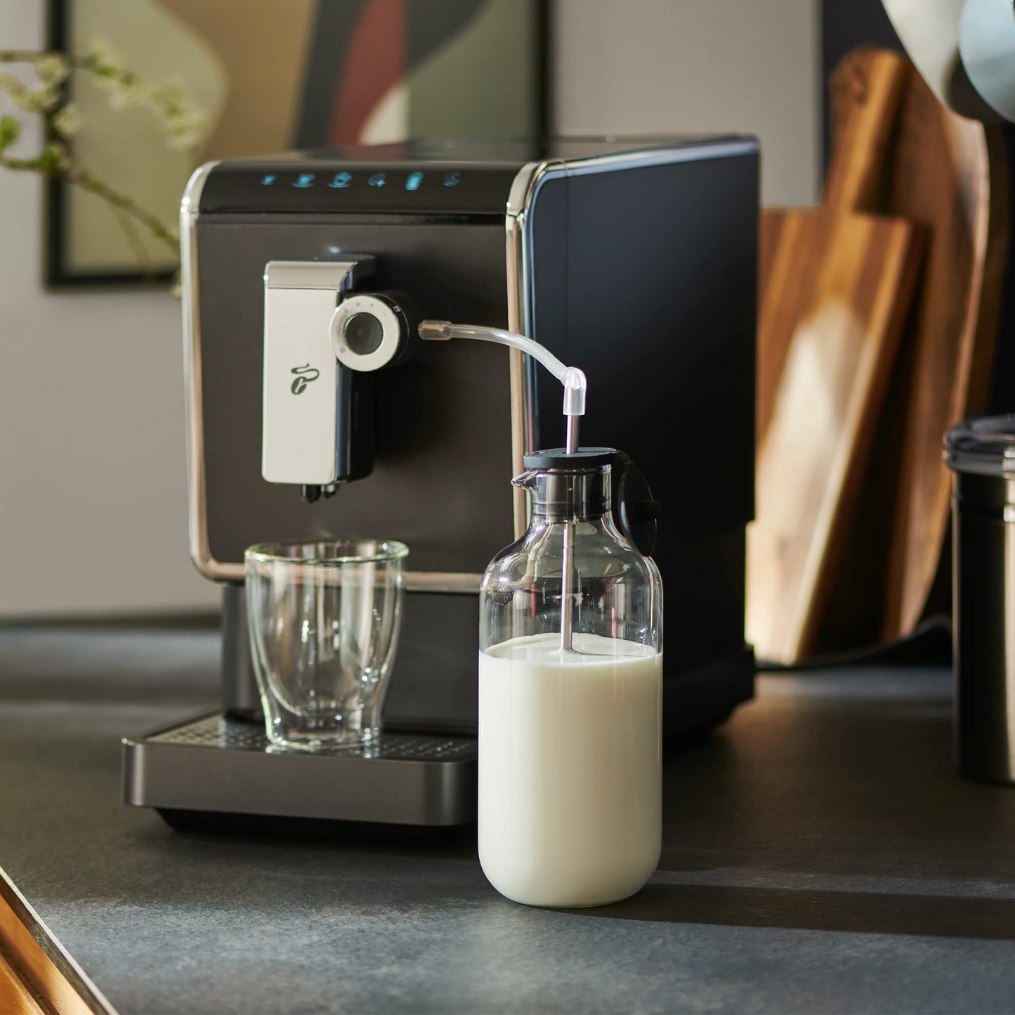 Tchibo coffee machine Esperto Pro with matching glass milk carafe, perfect for Caffè Crema, Espresso, and milk specialties, 600ml milk container, anthracite color.