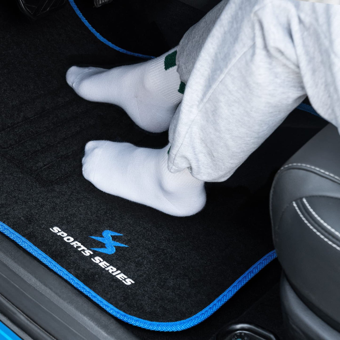 WOLTU car floor mat set with 4 mats, universal all-weather mats with embroidery. Car carpet against water, non-slip heel protectors made of carpet material. Black Blue.