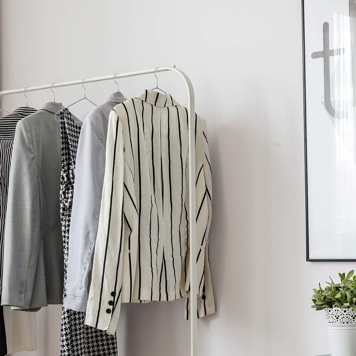 HOUSE DAY 40 Pack Gray Hangers Rubber Coated Metal Wire Hangers Non-Slip Space Saving Thin 0.4cm Thick