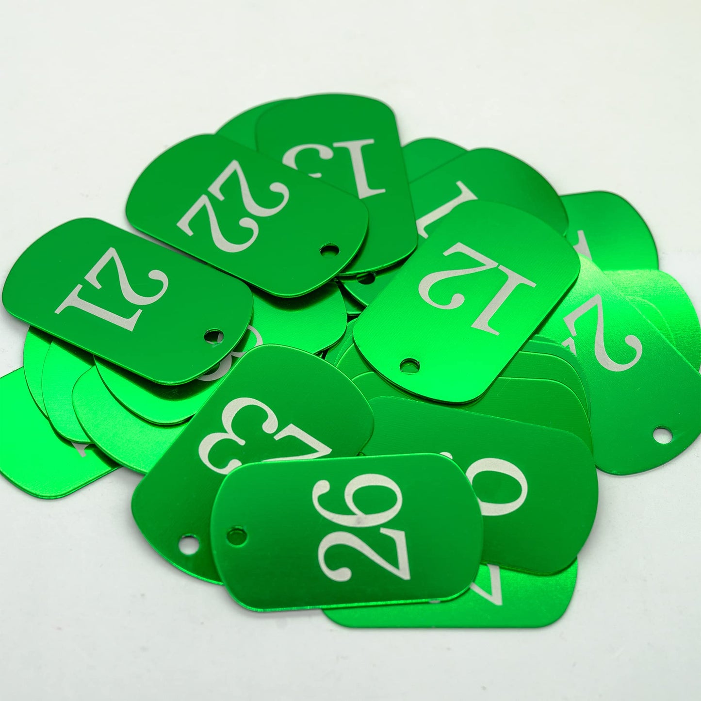 Aluminum tags with engraved numbers 1 to 50, keychains, identification tags with key rings, green