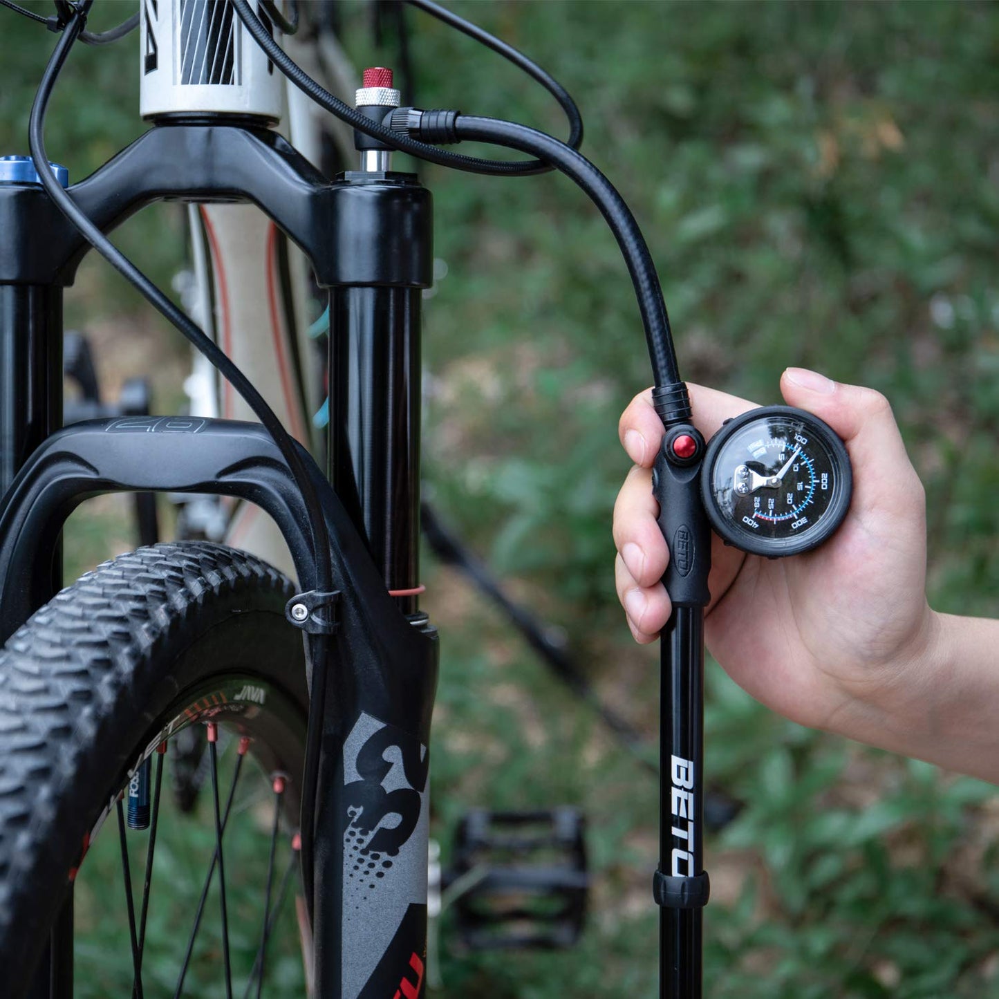 Beto high-pressure shock pump - (400 PSI max) MTB bike shock pump for front and rear suspension with no-loss Schrader valve.