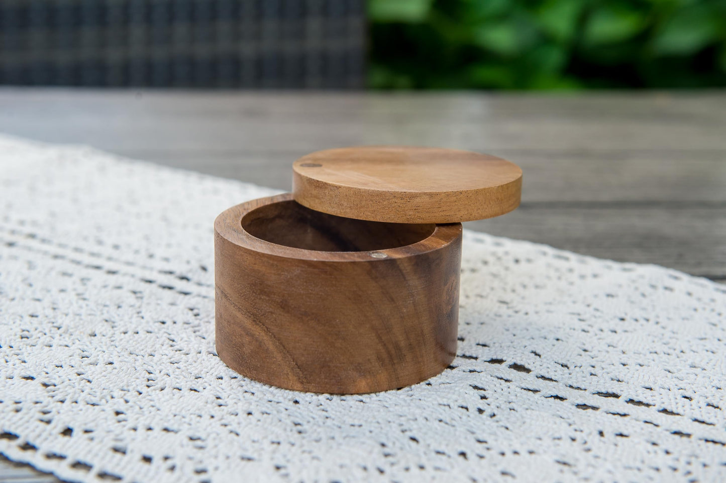 Lipper International salt or spice box made of acacia wood with twist lid, 8.9 x 6.4 cm.