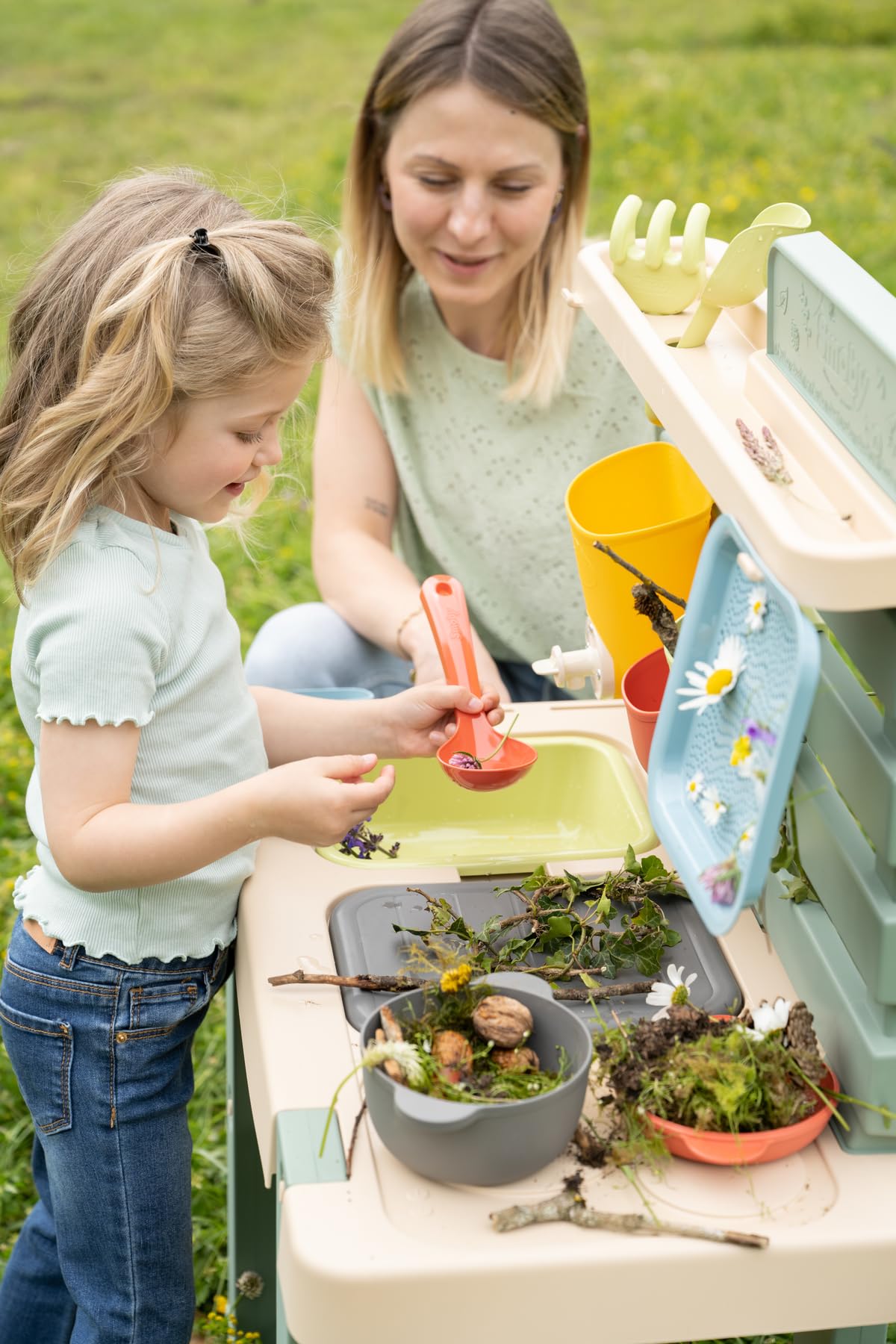 Smoby Life - Mud Kitchen for Kids - Outdoor play kitchen with accessories - 90% recycled materials, UV resistant - Ages 3+