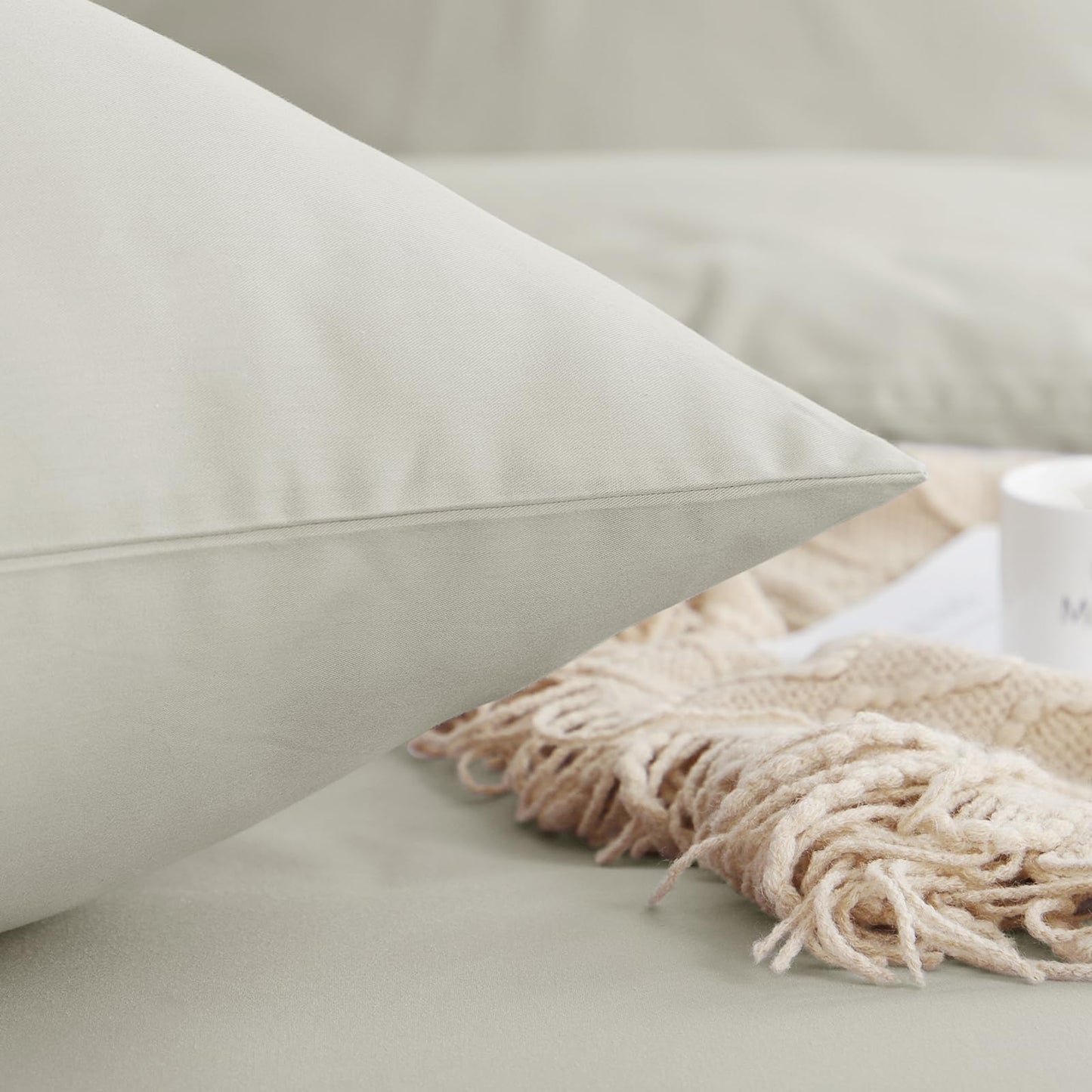 Aisbo bedding set 135x200 made of cotton, includes 4 pieces - 2 beige duvet covers and 2 pillowcases 80x80 cm. Cotton bedding set with zipper, Oeko-TEX certified.