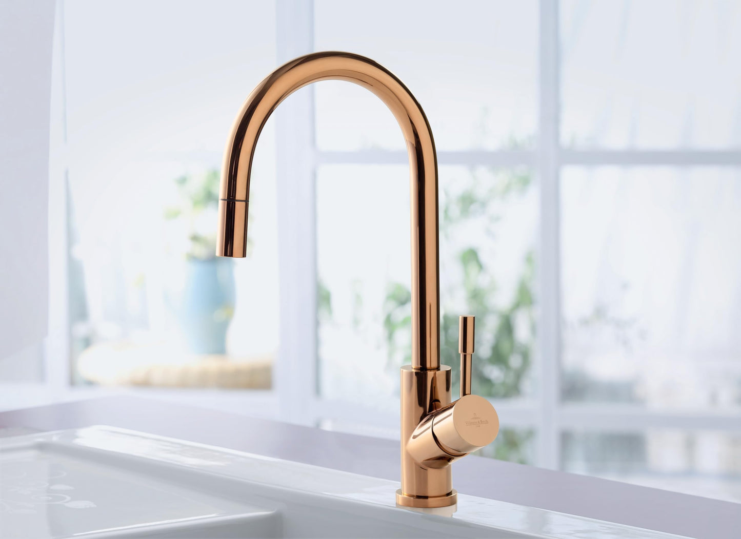 Villeroy & Boch Umbrella Flex high-pressure kitchen faucet, sink faucet with pull-out spray and 360° swivel range, water-saving, 220 mm spout height, bronze.