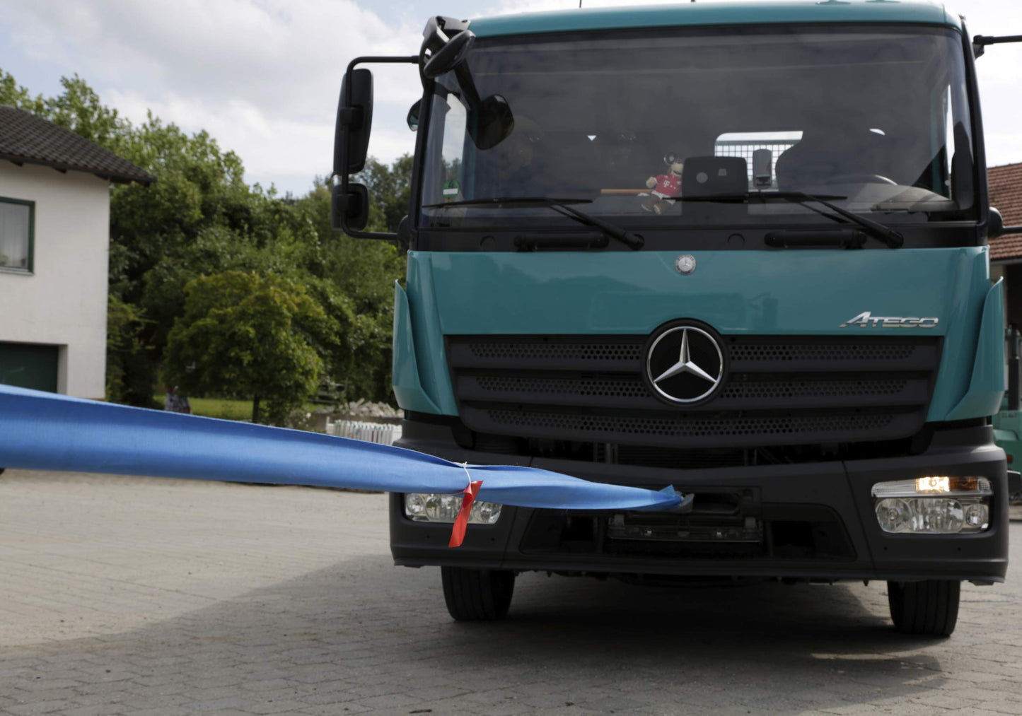 Kerbl tow strap (L x W 6 m x 4 cm, breaking load 35,000 kg, color blue, for towing vehicles such as trucks, etc.) 37708
