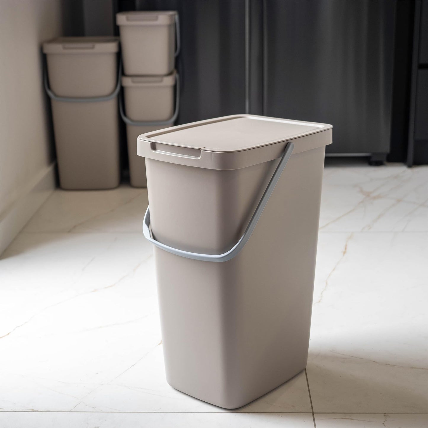 KADAX waste bin with lid and handle, plastic trash can for sorting waste, rectangular garbage collector with hinged lid (brown, 20L)