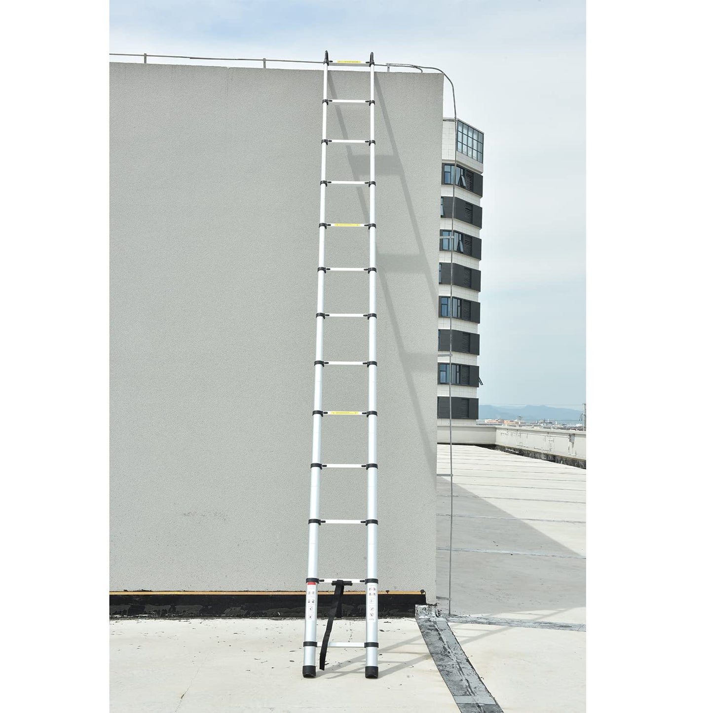 5M telescopic ladder with removable hook. Multi-purpose aluminum telescopic ladder. Portable extension ladder. Foldable ladder for outdoor and indoor use, safe and durable. Capacity up to 150kg.