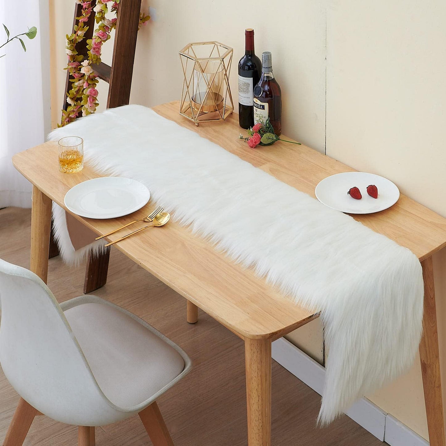 Topspitgo Faux Fur Modern Table Runner - Decorative Fur Table Runner White, Christmas Table Runner for Christmas, Wedding, Home Dining Table, Vanity, Coffee Table Modern Table Run (30x180cm)