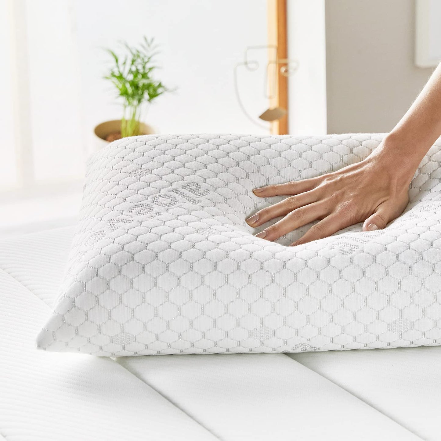 Pikolin Home - Viscoelastic pillow with Aloe Vera treatment and medium firmness, featuring silver threads and double cover for relaxation and comfort.