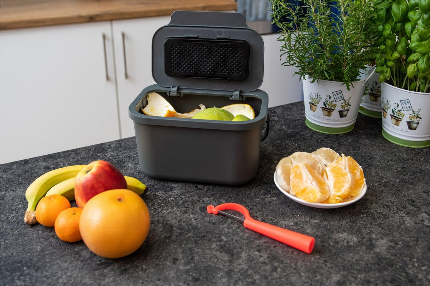 Practice with 4.5L kitchen compost bin, gray with lid. For separating organic waste like fruit and vegetable scraps. Click function for waste separation.