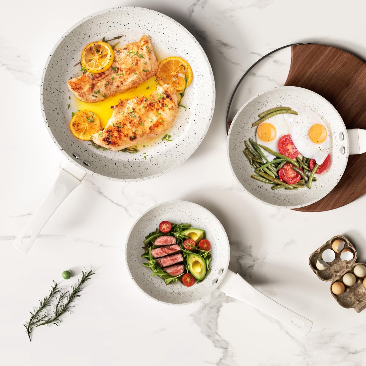 Innerwell 28cm non-stick frying pan with ceramic coating, induction compatible. Professional quality, ideal for omelettes and healthy cooking. Oven and dishwasher safe, white color, PFOA free.