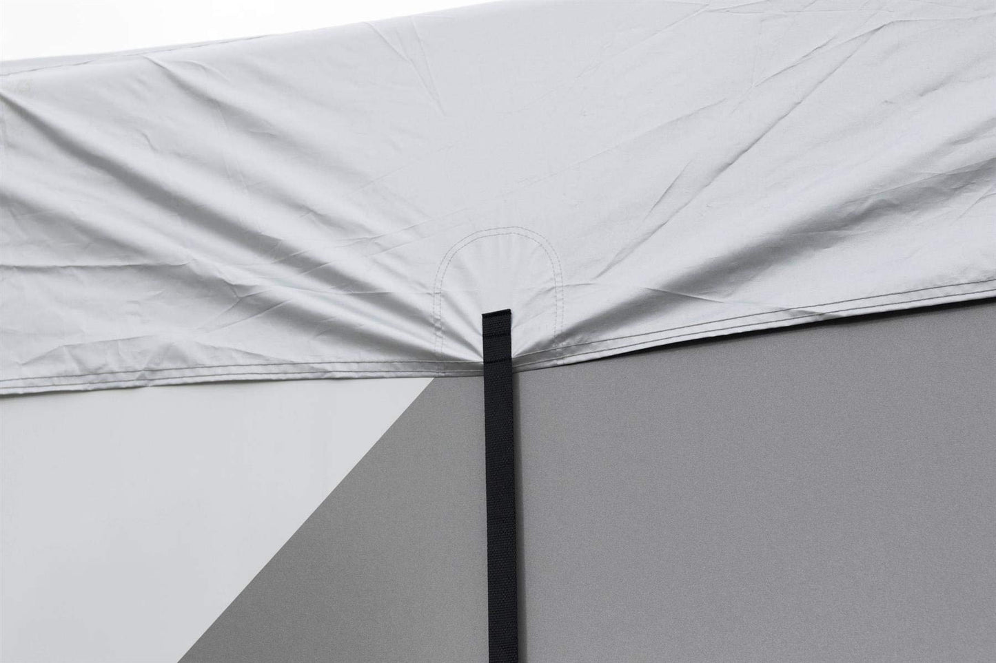 Maypole caravan roof cover suitable for 750 cm to 800 cm length. Made of polyester with a universal fit.