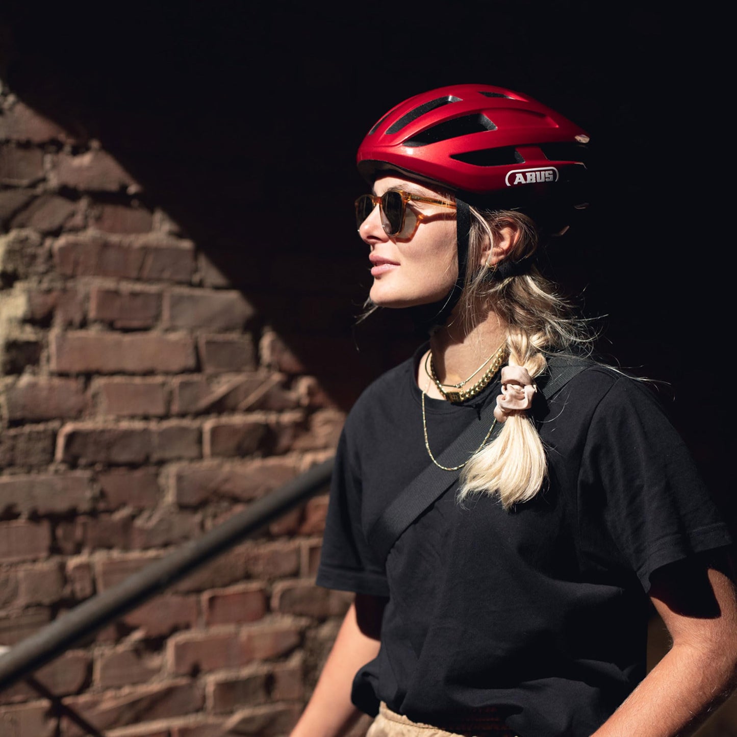 ABUS road bike helmet PowerDome - lightweight bicycle helmet with clever ventilation system and aerodynamic profile - Made in Italy - for women and men - Black, size M
