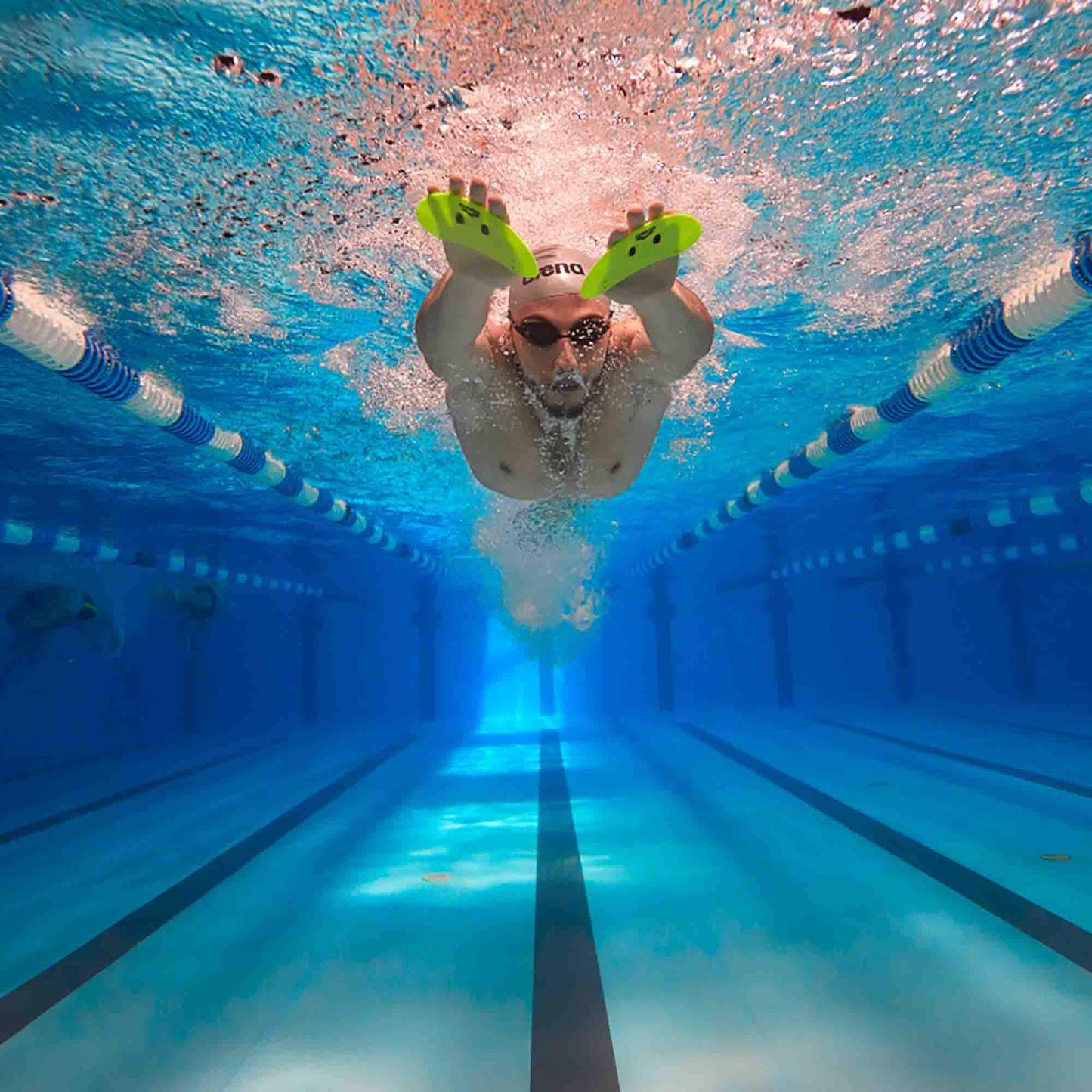 arena 95251 Unisex Swimming Competition Training Aid Finger Paddle Elite for Forearm Strength Training, Black-Silver (55), S & Unisex Swim Cap Classic Silicone, Black-Silver (55), One Size