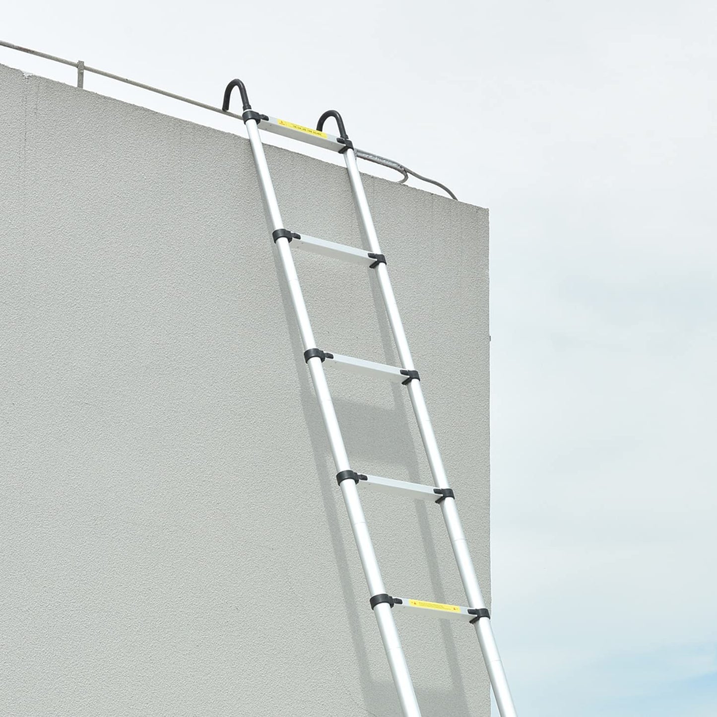 5M telescopic ladder with removable hook. Multi-purpose aluminum telescopic ladder. Portable extension ladder. Foldable ladder for outdoor and indoor use, safe and durable. Capacity up to 150kg.