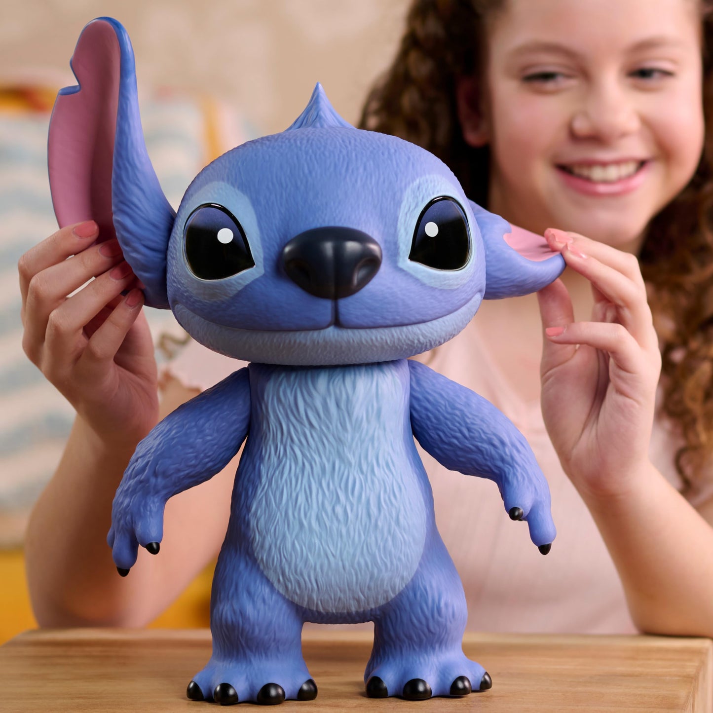 Just Play Disney Stitch Live-Action 35.6 cm tall Larger Than Life vinyl figure, with 3 points of articulation for play and display. Moveable figure, suitable for kids 3 years and older.