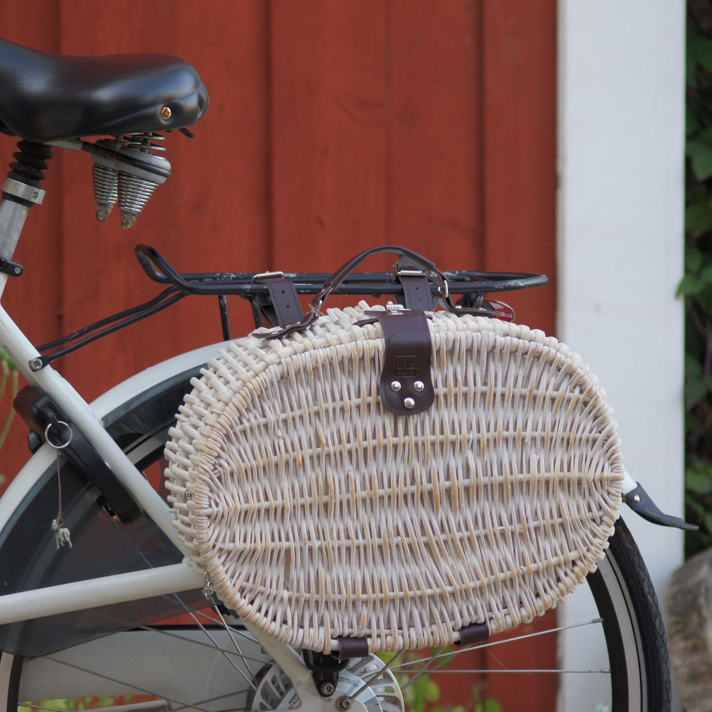 UNUS bike basket/picnic basket oval white cooling function with matching porcelain utensils for 2 people