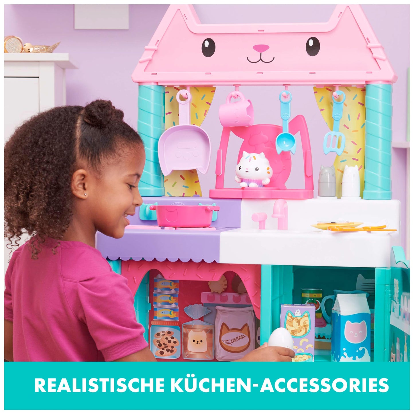 Gabby's Dollhouse, Cakey's Lifesize Kitchen, role play kitchen with sound effects, play kitchen accessories, and toy food, suitable for children aged 3 and up.