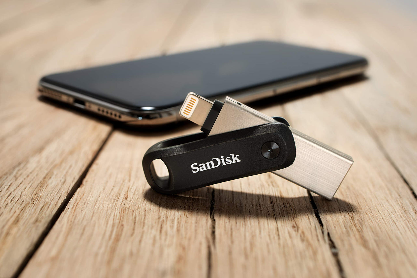 SanDisk iXpand Go Flash Drive iPhone Storage 128GB (iPad compatible, auto backup, keychain design, USB 3.0, iXpand App), Black