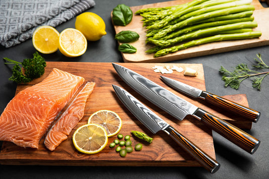 Wolfblood 3-piece Damascus Knife Set (32, 26, and 20cm) Professional kitchen knife set made of genuine 67-layer Damascus steel. Includes Chef's knife, Office knife, wooden handle, gift box, and blade guard.