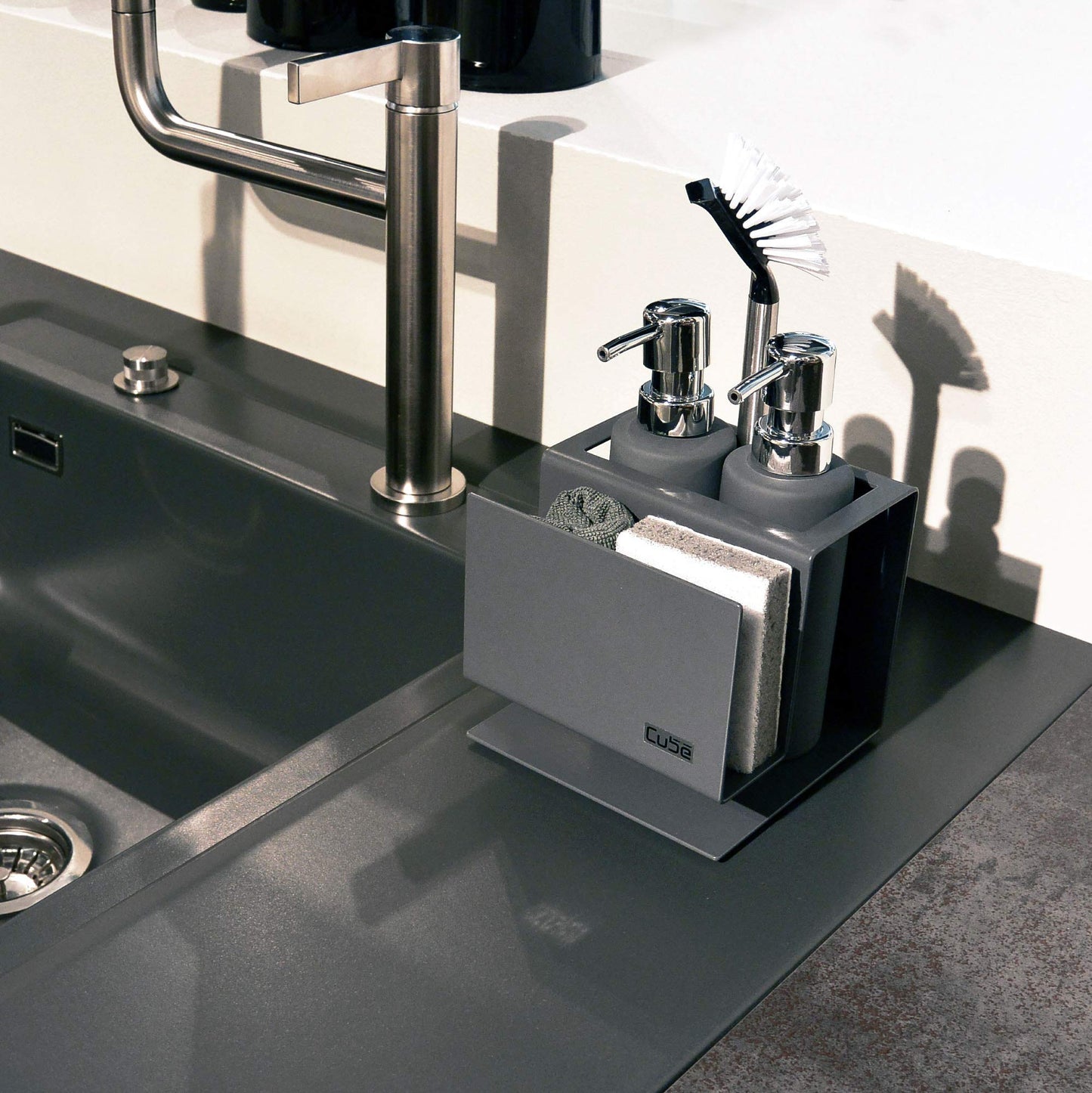 Cube sink organizer set Made in Germany: Award-winning kitchen organizer including soap dispenser & dish brush - Elegant & practical sink organizer for a tidy kitchen - Grey sink set.