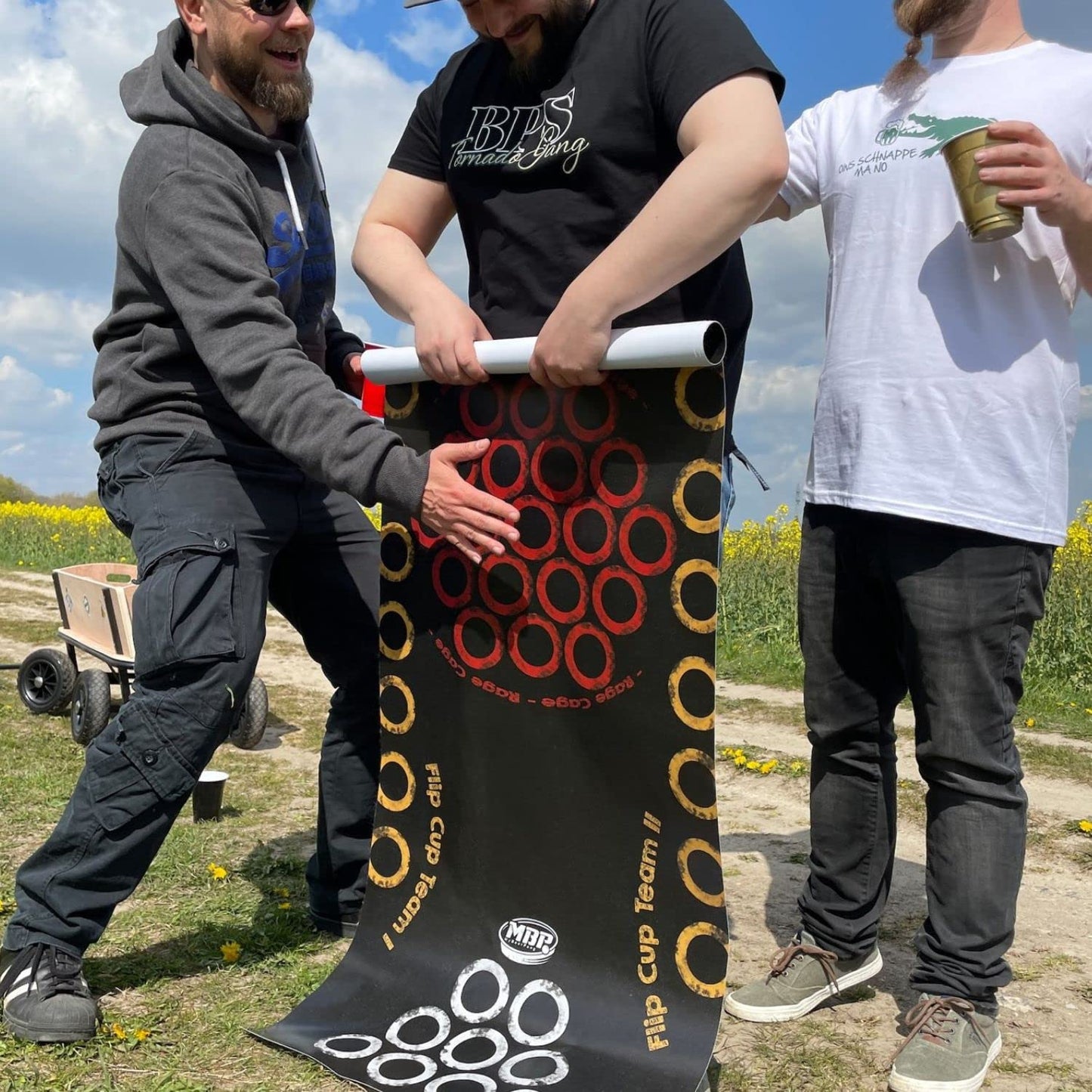 Beer Pong mat - Beer Pong table on the go | + 50 Beer pong cups (25 red & 25 blue, 16 oz) + 10 mini shot red cups + 6 balls | Comes with 4 games | 175 x 59 cm, waterproof and tear-resistant