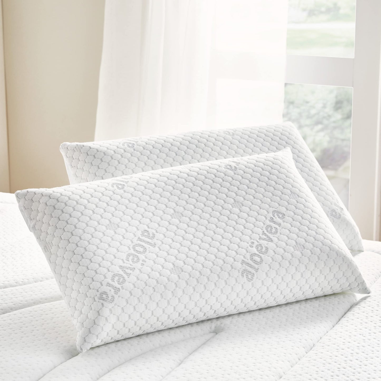 Pikolin Home - Viscoelastic pillow with Aloe Vera treatment and medium firmness, featuring silver threads and double cover for relaxation and comfort.