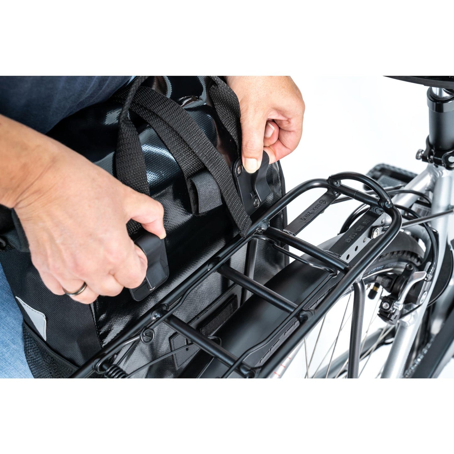 FISCHER Bike Rack Bag Courier, bike bag, messenger bag, reflector, 18 liters, water resistant, black