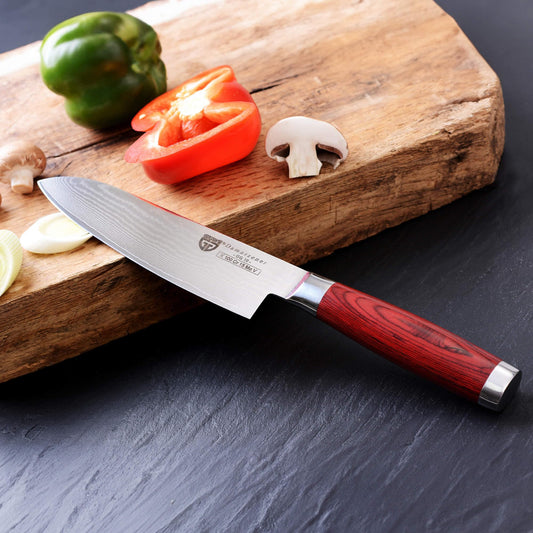 The GRÄWE Damascus knife is made of Damascus steel and features a sharp, large 17.5 cm blade. This Asian Santoku knife comes in a gift box.