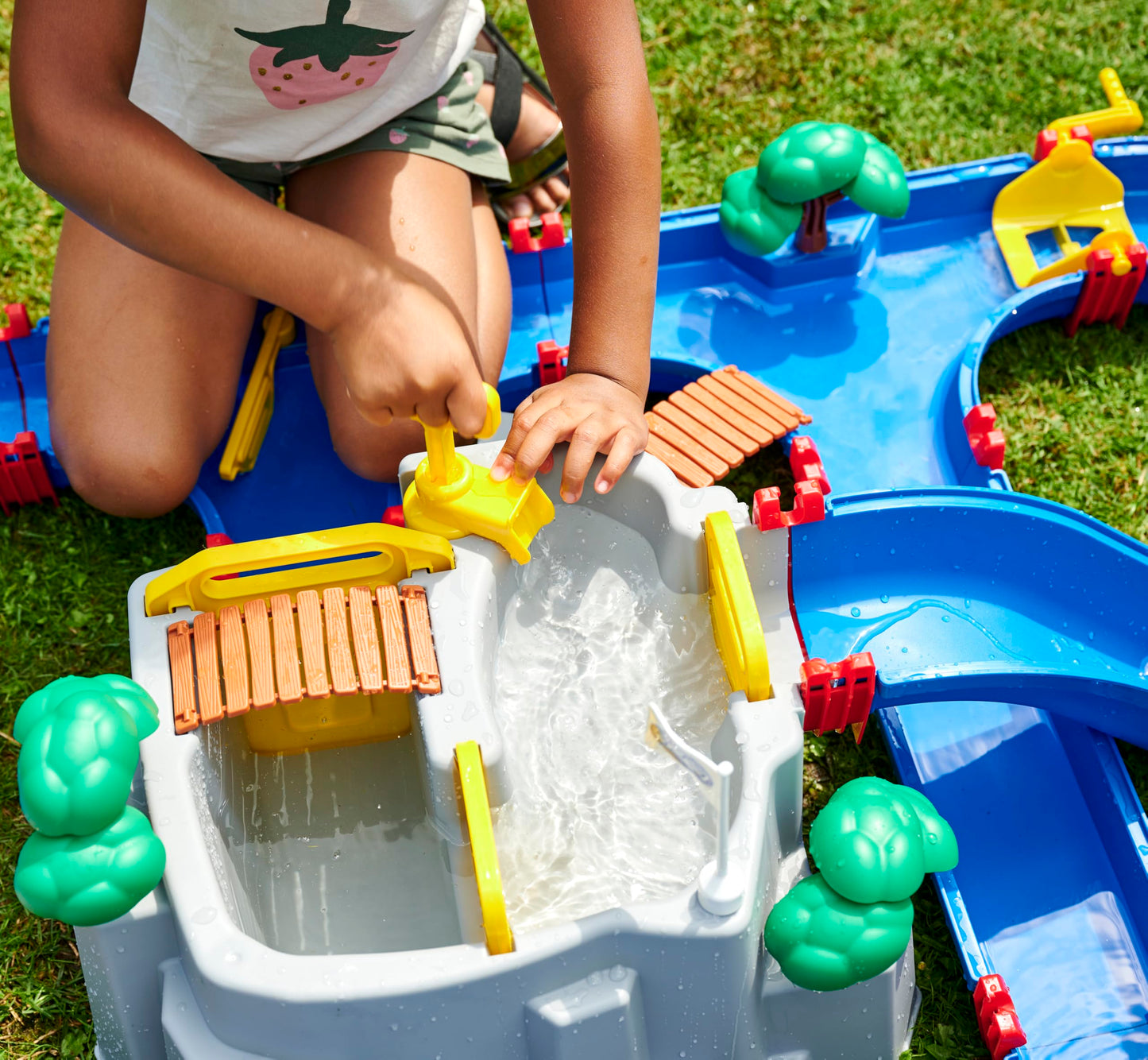 AquaPlay - Water track MountainLake - 42-piece game set with a high mountain, waterfall, and secret cave, water play fun including 2 animal figures and 2 boats, for children aged 3 and up.