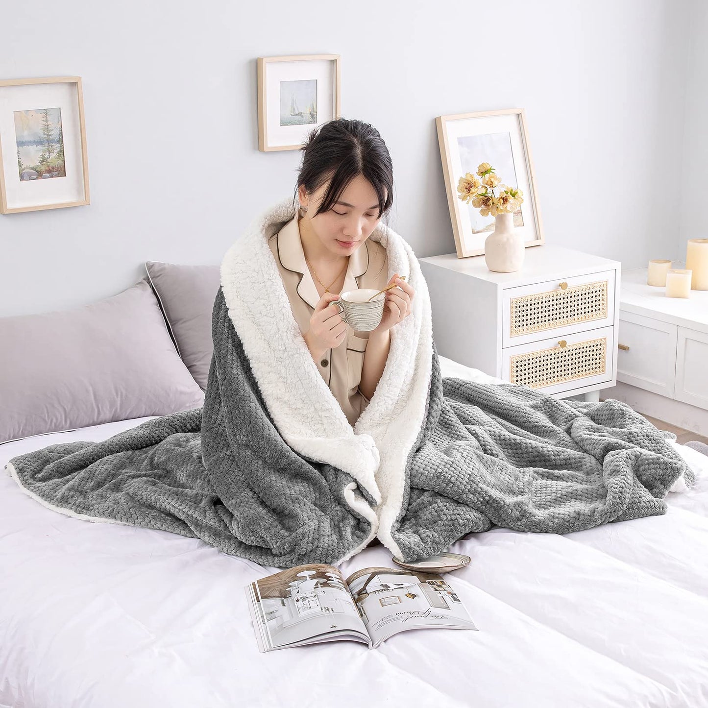 MIULEE Blanket Minky Sherpa Fleece Blanket Cozy Throw Double Layer Wool Blanket Flannel Lamb Blanket Soft Bedspread for Sofa Couch Living Room 150x200 cm Dark Grey