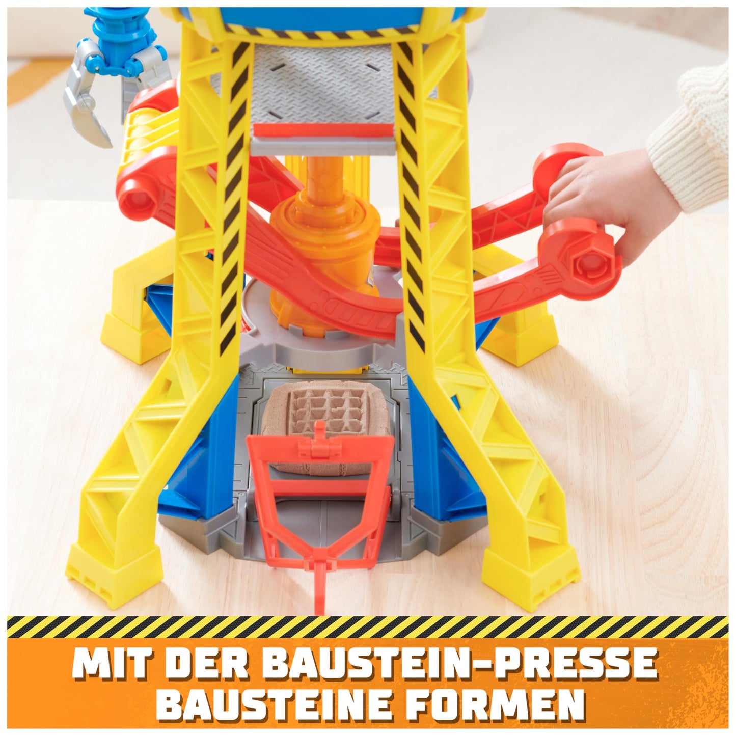 Rubble & Crew - Construction Paws Courtyard Crane Playset (68 cm) with Rubble action figure, bulldozer construction vehicle, and 340 g Kinetic Sand Build-it Sand. Suitable for children aged 3 years and older.