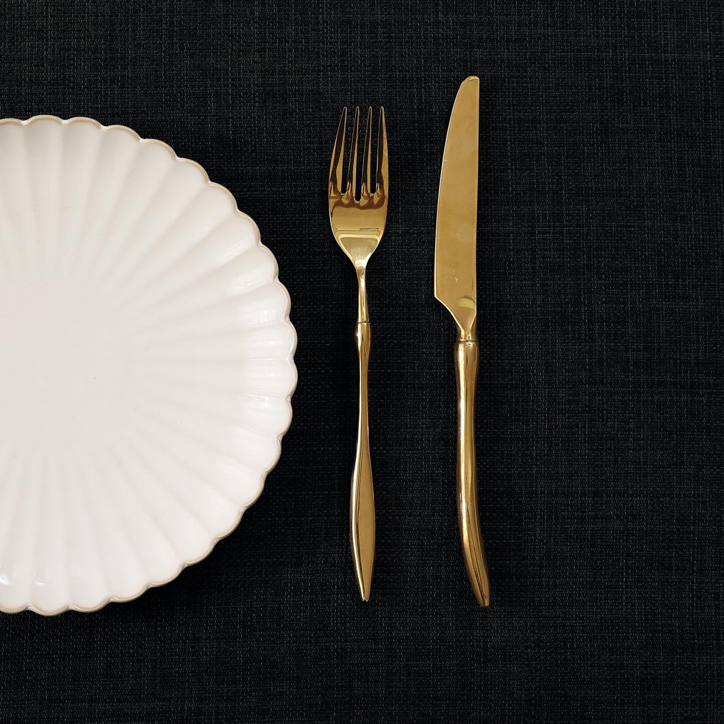 Smiry linen-look tablecloth, waterproof with lotus effect, rectangular 140 x 200 cm. Stain-resistant black table cover for easy cleaning and protection.