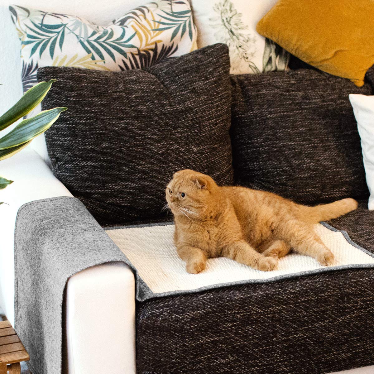 Navaris cat scratching mat scratch protection for sofa - sisal scratching carpet 130 x 45 cm for cat - couch cat scratching mat - also suitable for dogs.