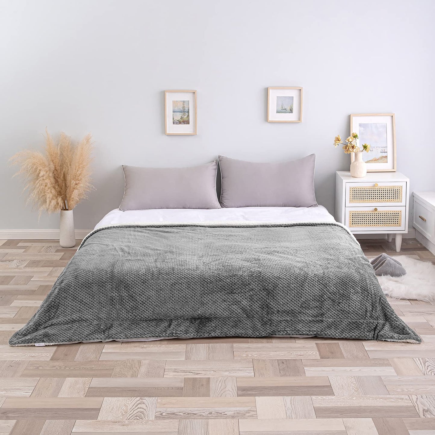 MIULEE Blanket Minky Sherpa Fleece Blanket Cozy Throw Double Layer Wool Blanket Flannel Lamb Blanket Soft Bedspread for Sofa Couch Living Room 150x200 cm Dark Grey