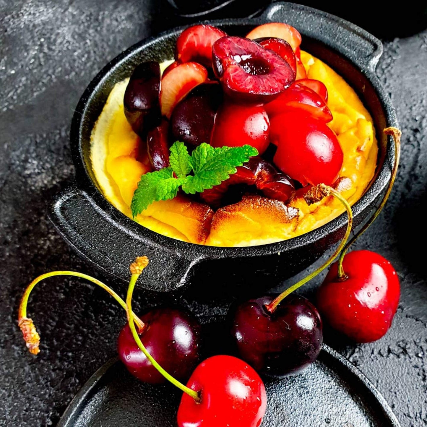 BBQ-Toro Mini Dutch Oven (4 pieces) | Ø 11 cm | Cast Iron Serving Pot with wooden base | pre-seasoned | Small cooking pot dutch oven