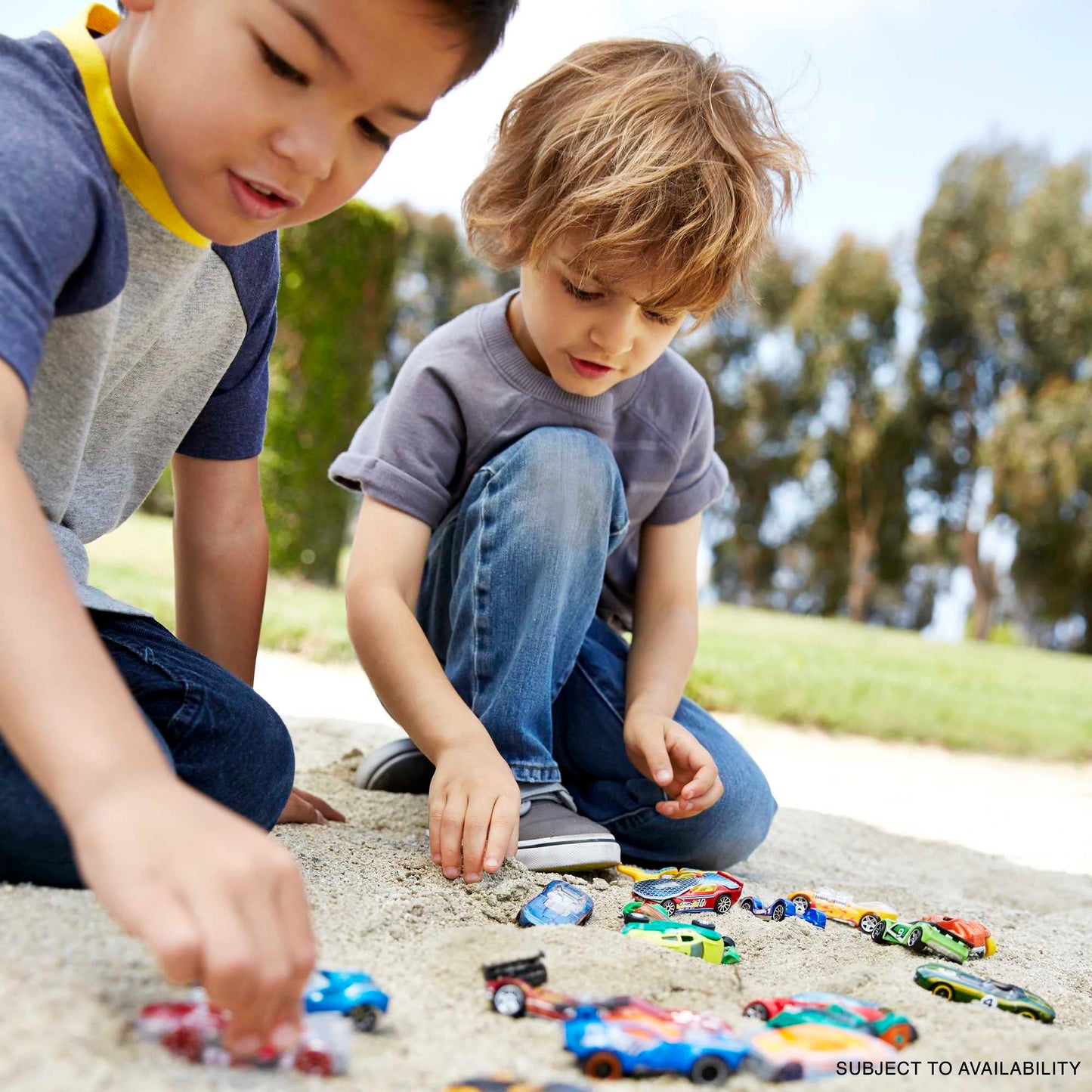 Hot Wheels BHT77 Track Builder Straight Track Set, track set accessories & Wheels 54886 1:64 Die-Cast Car Gift Set, 10 toy cars, random selection, toy cars for ages 3+, 10-pack