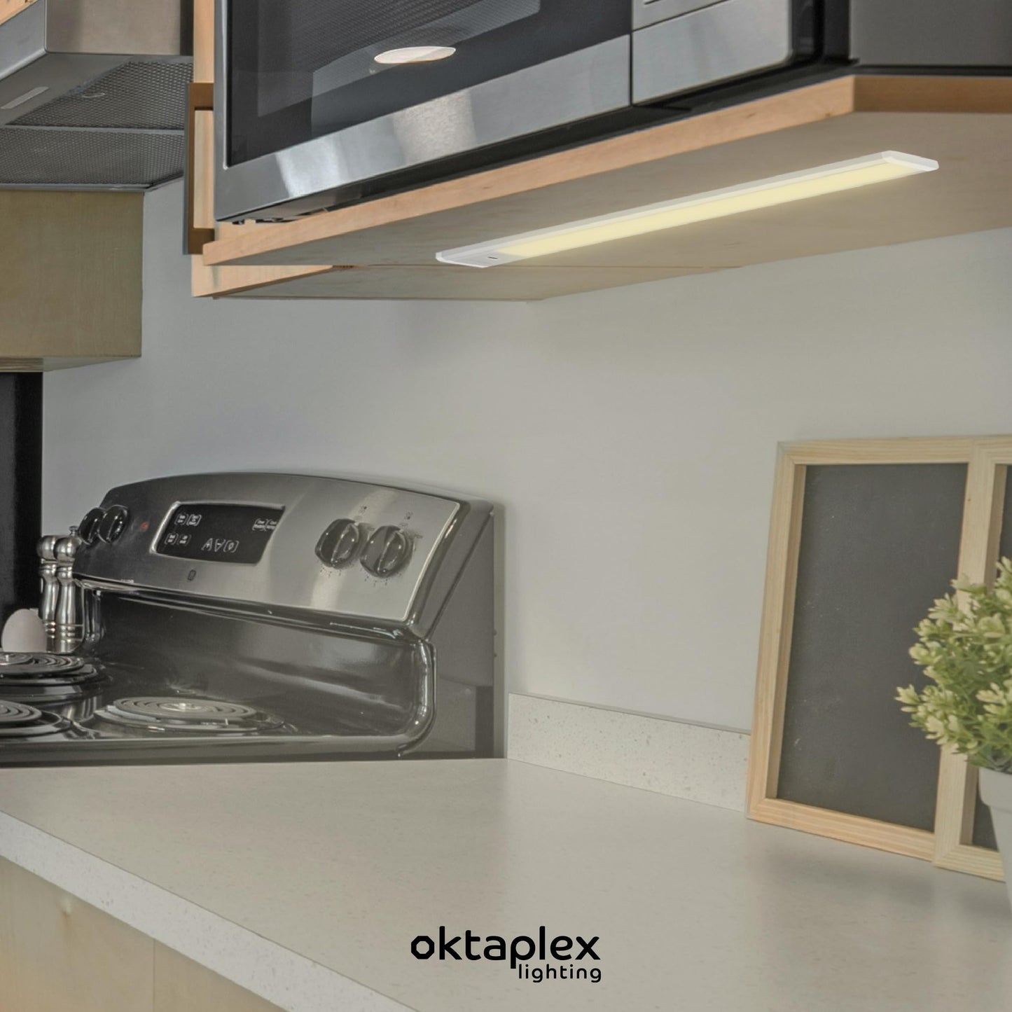 Octaplex Riva under cabinet LED light, 90cm, dimmable warm white 730lm, flat kitchen lighting with sensor. Under cabinet light, 10W, silver.