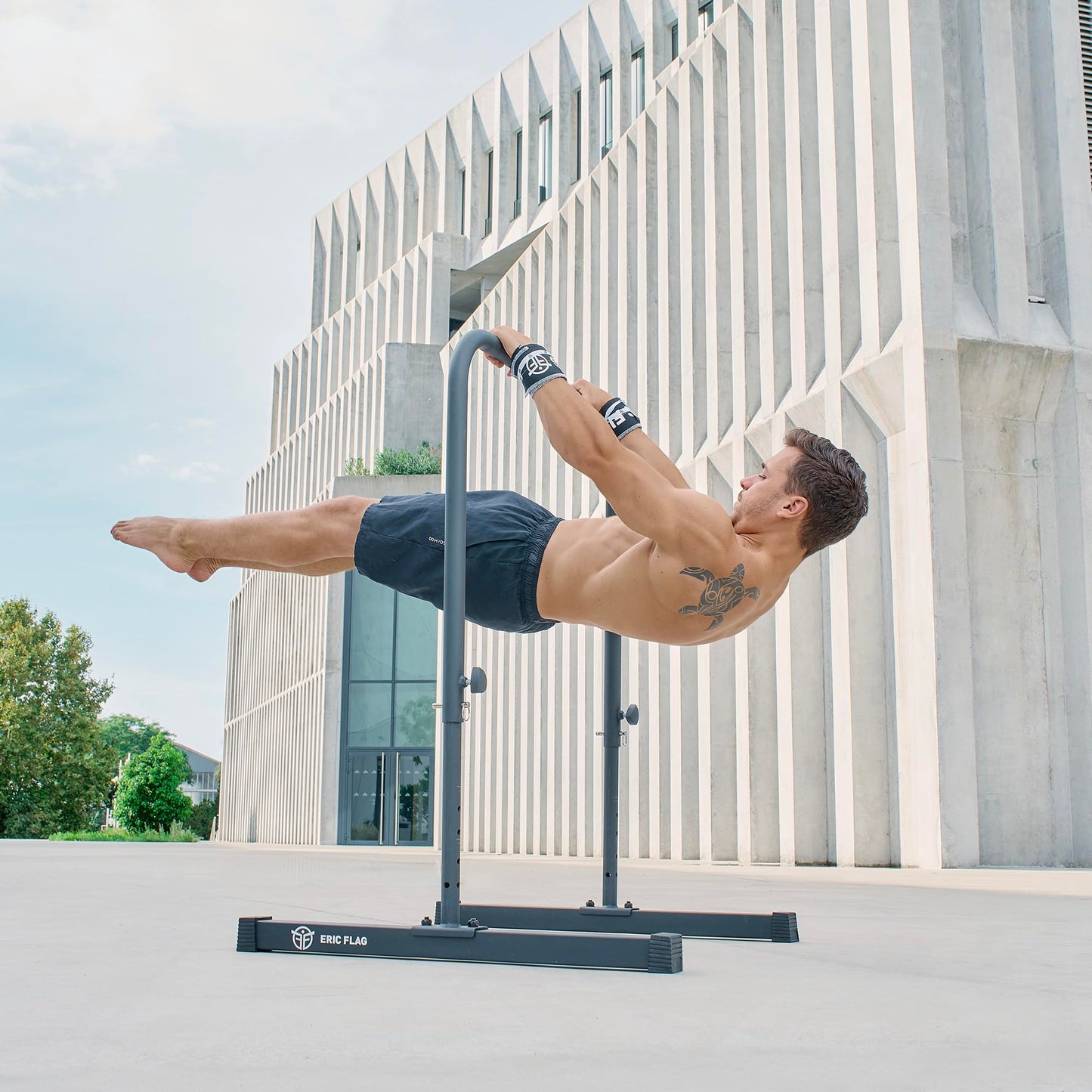 Eric Flag Calisthenics Equipment adjustable in 4 heights - Free-standing pull-up bar made of reinforced steel, up to 250 kg load-bearing capacity - Multifunctional calisthenics equipment for dips, pull-ups, gym.