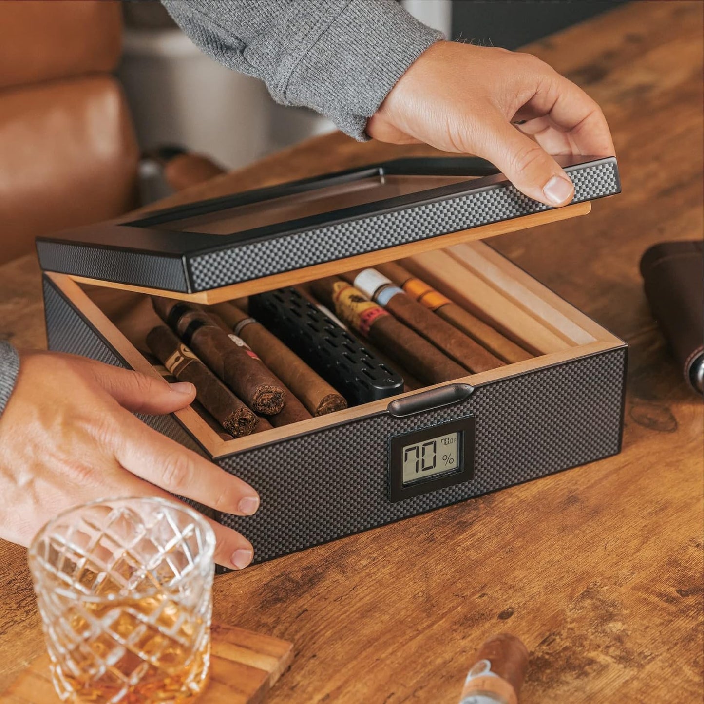 CASE ELEGANCE MAG Desktop-Humidor, simple humidification system, precise digital hygrometer, carbon fiber, magnetic seal, for 20-30 cigars