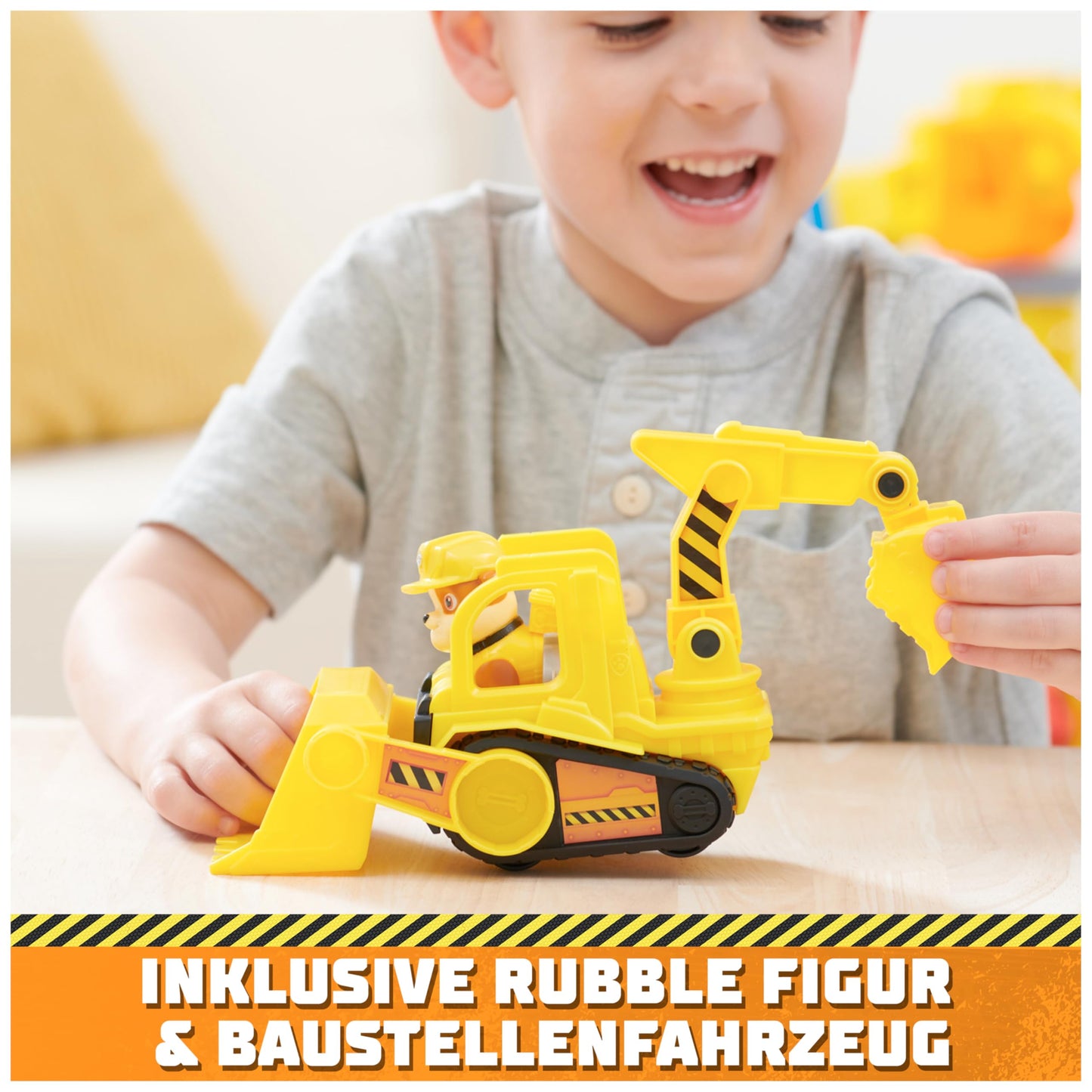 Rubble & Crew - Construction Paws Courtyard Crane Playset (68 cm) with Rubble action figure, bulldozer construction vehicle, and 340 g Kinetic Sand Build-it Sand. Suitable for children aged 3 years and older.