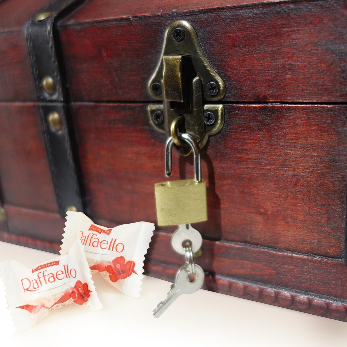 Infinimo Candy Treasure Chest for Kids Birthday filled with 110pcs of Raffaello (Approx. 2.5kg total) - Gift Box with lock and key - 30x20x15cm in size.
