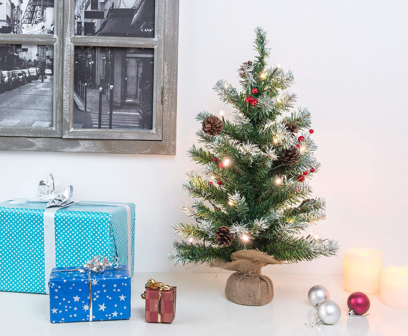 British Fir Tree Decoration: Decorative Christmas tree with 30 LEDs, pine cones, and yew berries, 60 cm (small Christmas tree, small fir trees, wireless Christmas tree lighting)